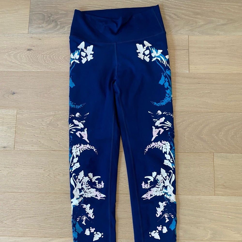 Flowered navy Fabletics leggings
